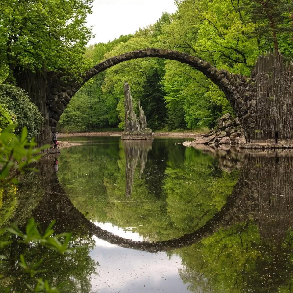 Чертов мост Ракотцбрюке в парке Кромлауэр в Восточной Германии.